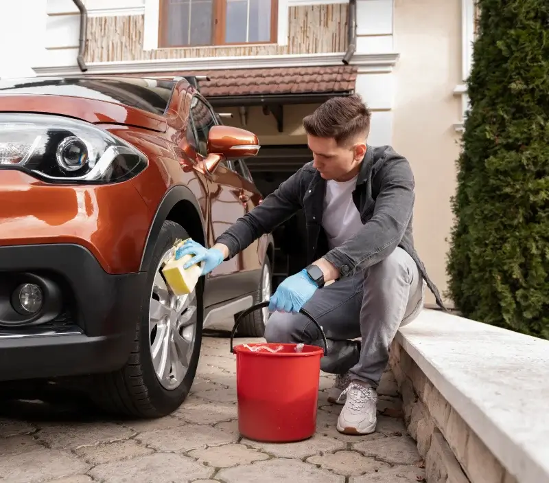 Lavage auto à domicile Préfailles : professionnel intervenant sur un véhicule